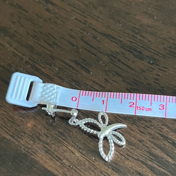 925 pretty earrings. Nice detailing with the silver etched in a butterfly shape - Picture 4 of 4